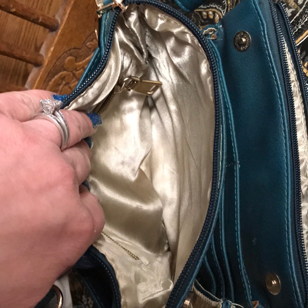 Cross body - Picture 6 of 8